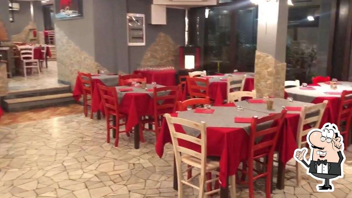 Dai un'occhiata agli interni di Ristorante Pizzeria Braceria Toro Rosso.