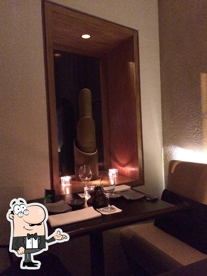 Sente em uma das mesas no Aya Japanese Cuisine.