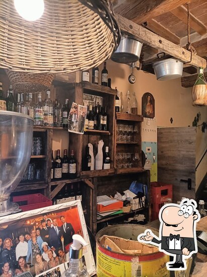 Gli interni di Osteria dalla Peppa.