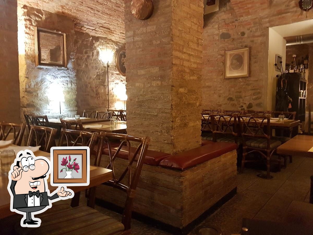 Dai un'occhiata agli interni di Osteria Delle Donzelle.