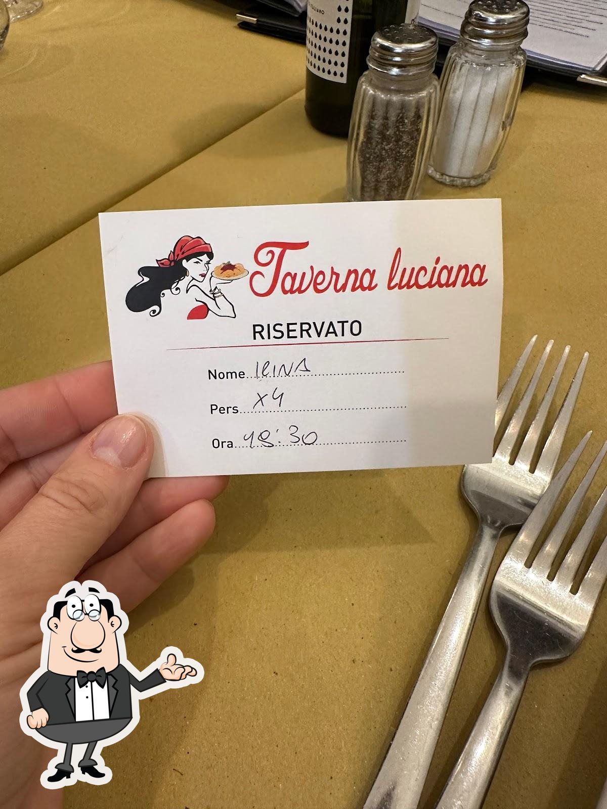 Siediti a un tavolo di Taverna Lucìana.