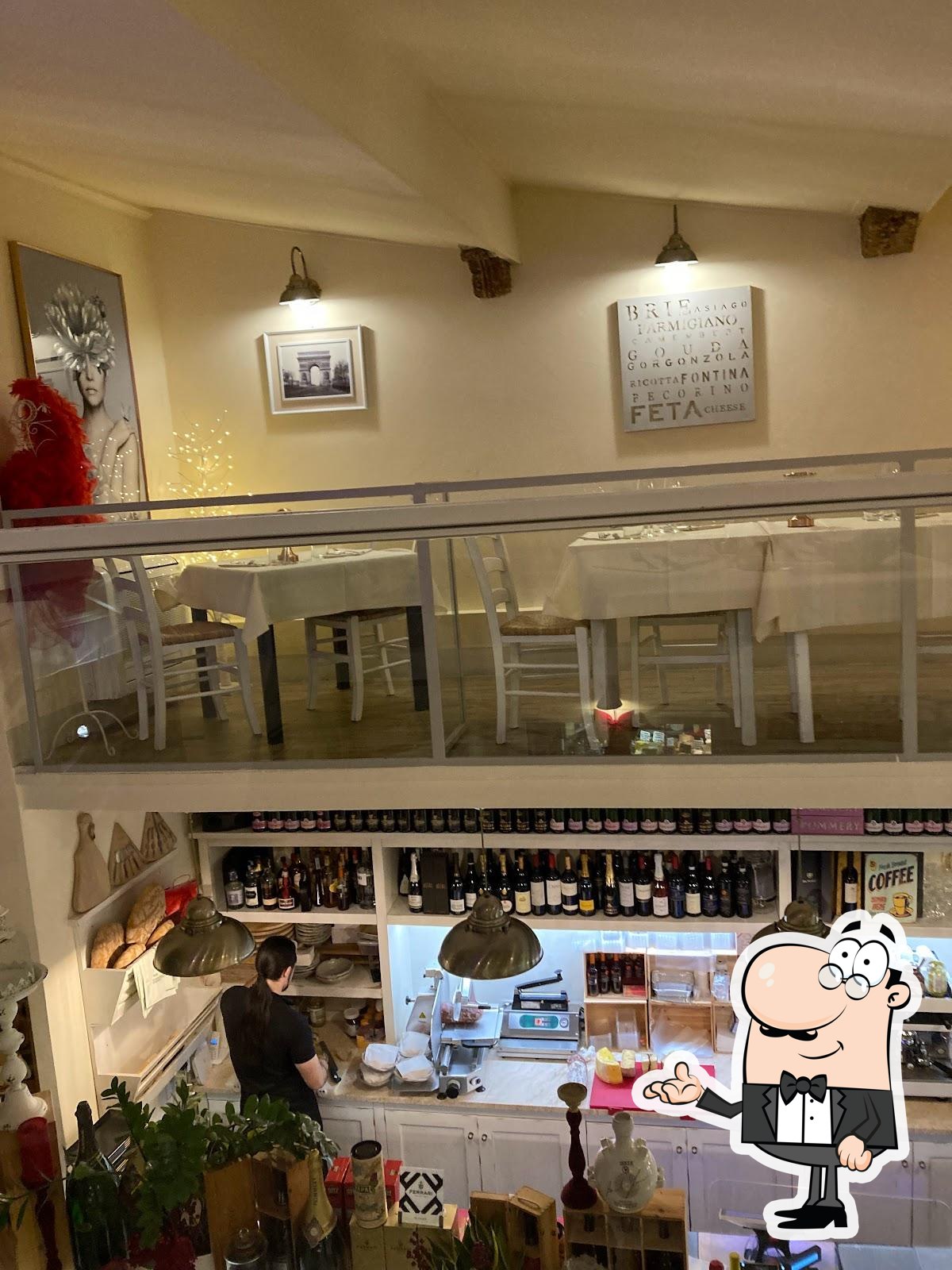 Siediti a un tavolo di Formaggeria Biancolatte Ristorante.