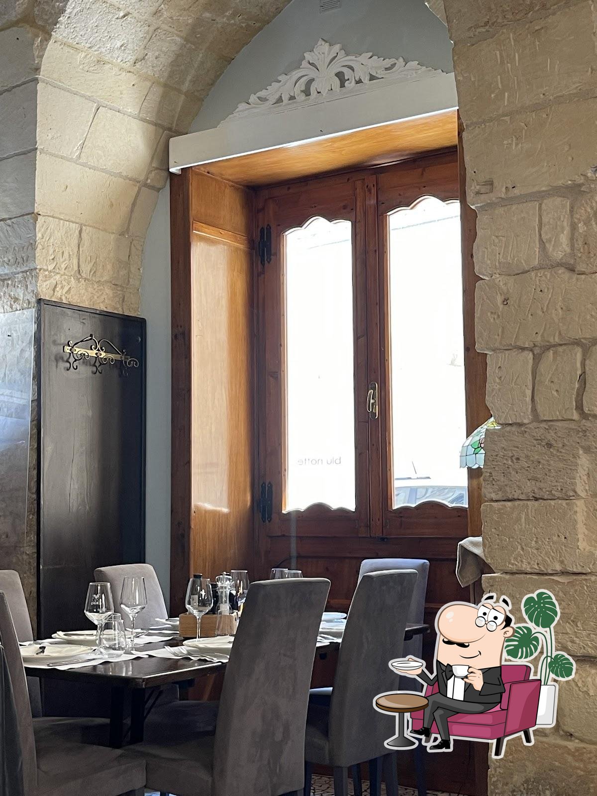 Siediti a un tavolo di Ristorante Blunotte.
