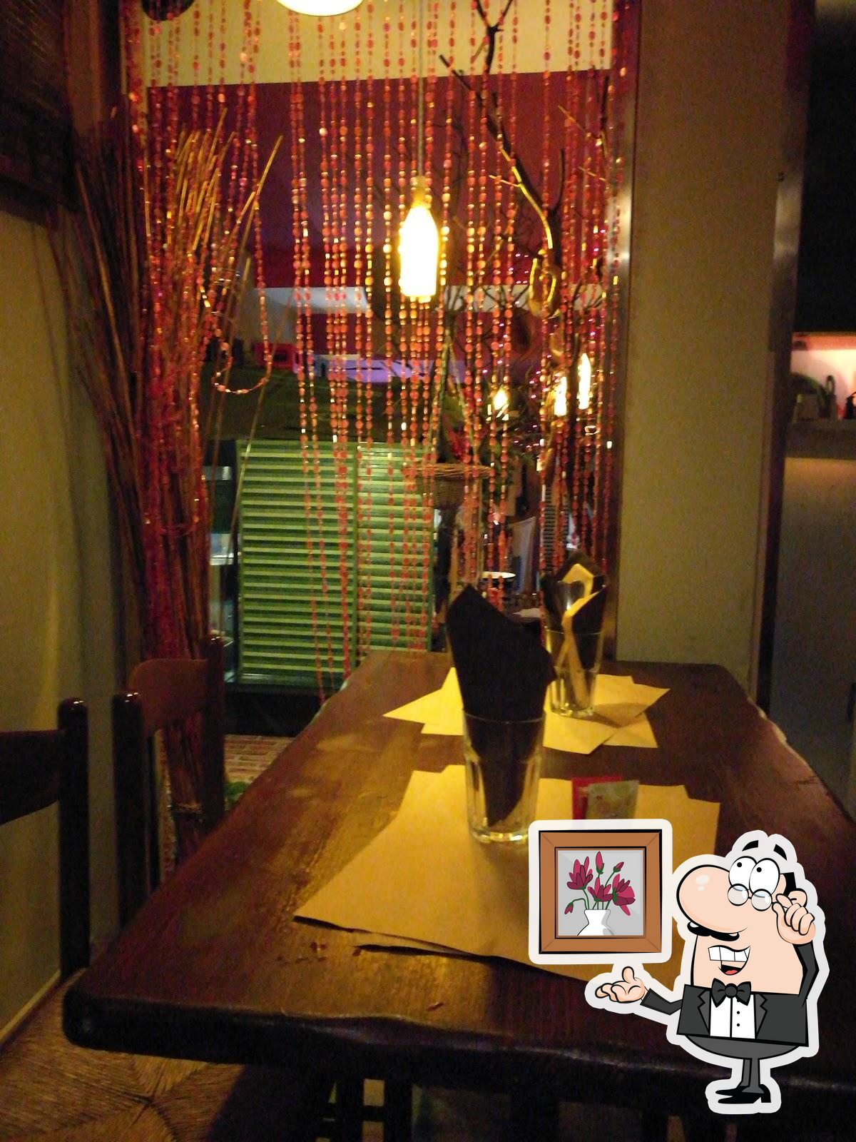 Siediti a un tavolo di Ham Ham. Siediti a un tavolo di Ham Ham.