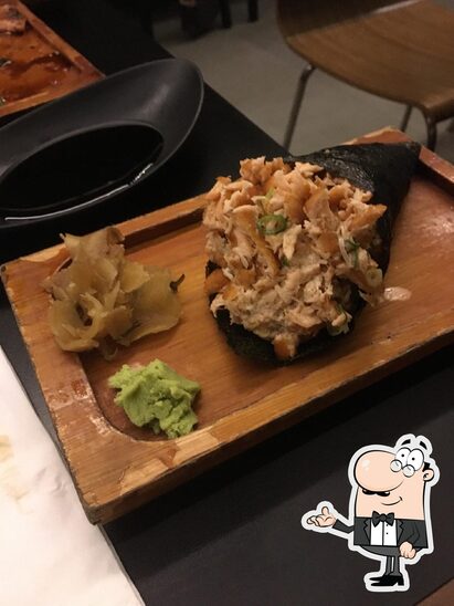 Sente em uma das mesas no Mori Ohta Sushi.