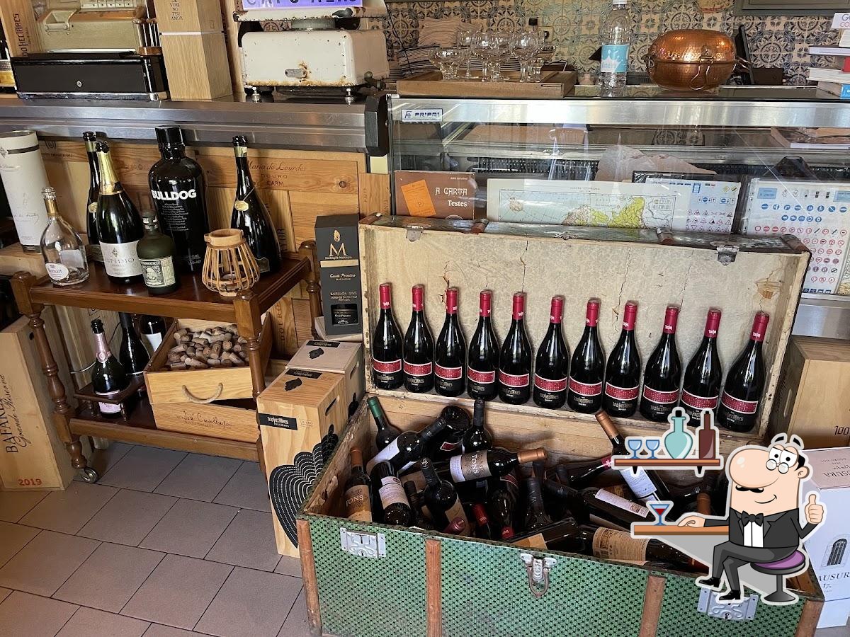 Veja imagens do interior do Ai o Alho - Vinhos e Petiscos.