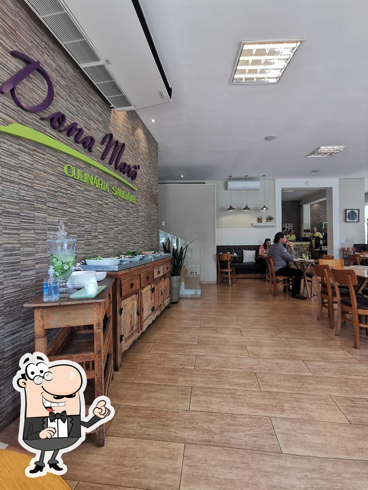 Sente em uma das mesas no Dona Maro Culinária Saudável.