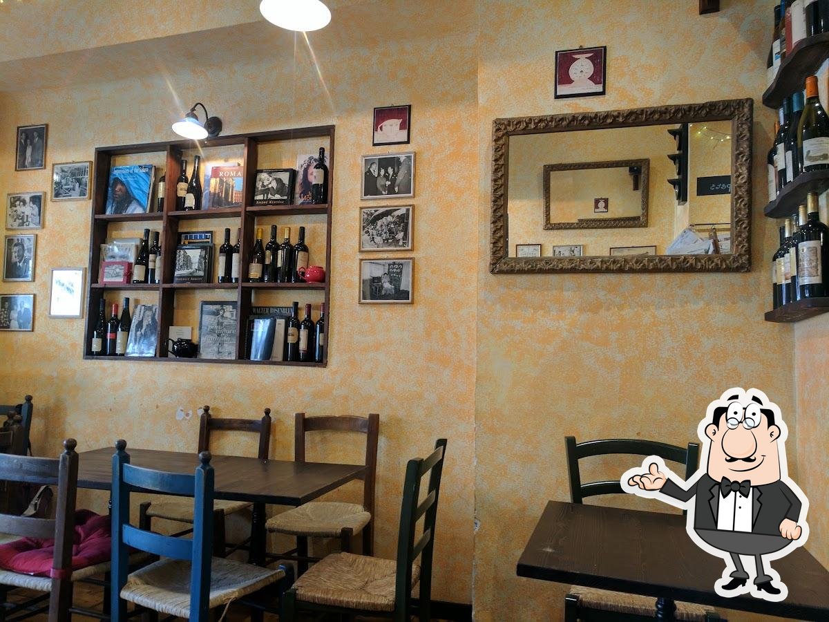 Siediti a un tavolo di Cafè Cafè.