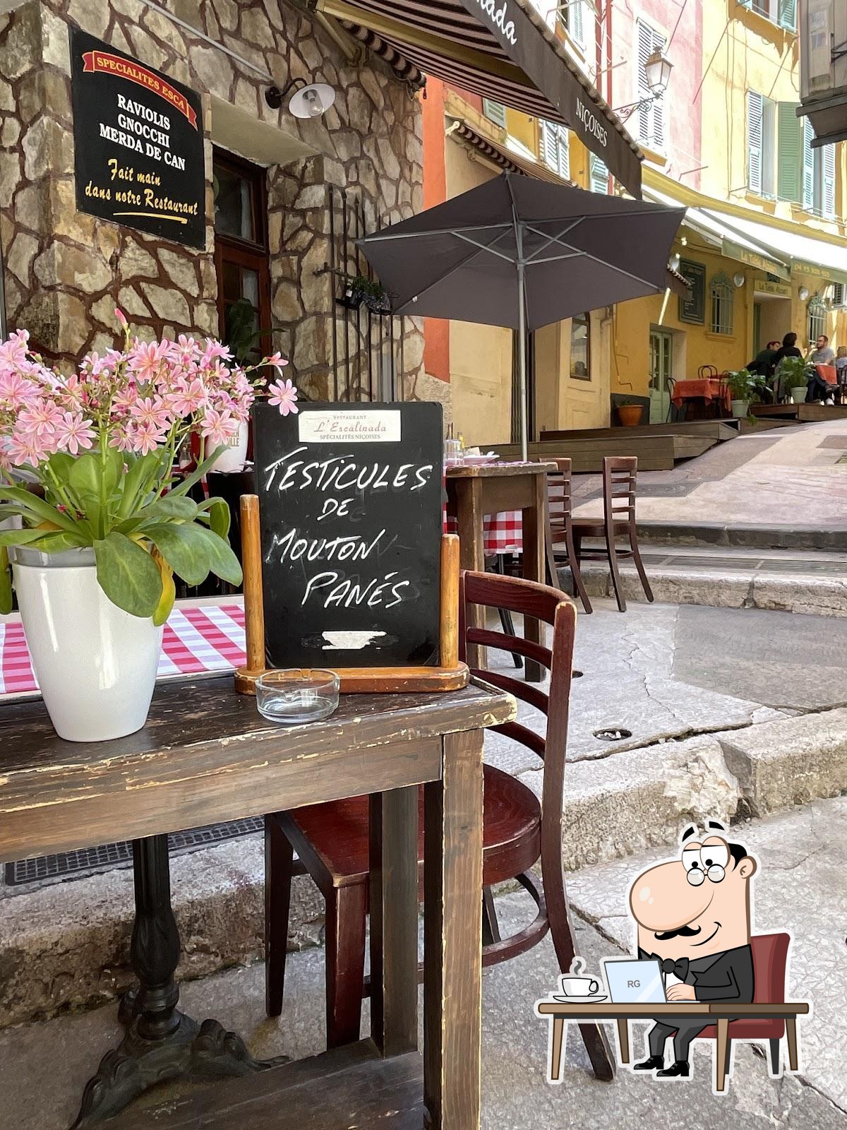 Installez-vous à l'une des tables de L'Escalinada.