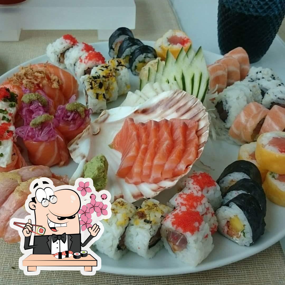 Rolos de sushi são oferecidos por Kanpai Fusion Sushi Douro Marina.