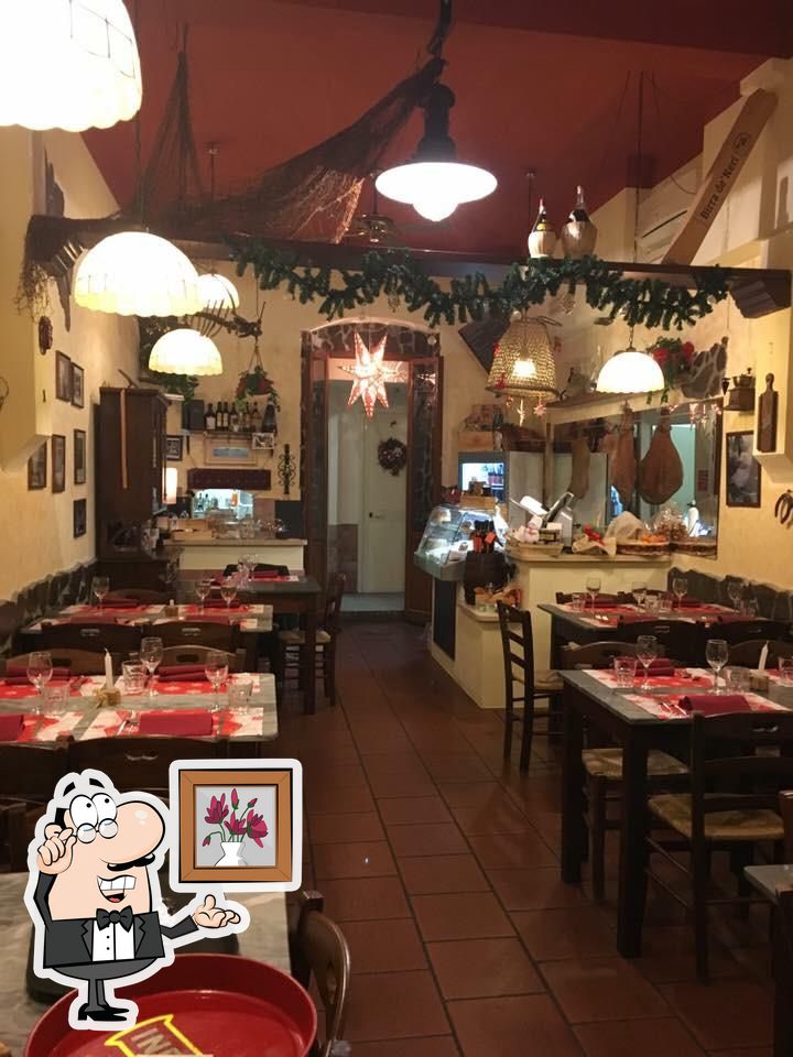 Siediti a un tavolo di Osteria Mangiafoco.