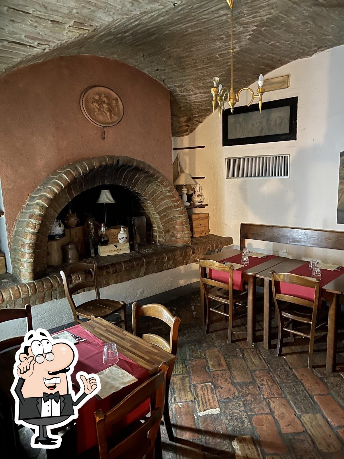Siediti a un tavolo di la taverna di roberto.