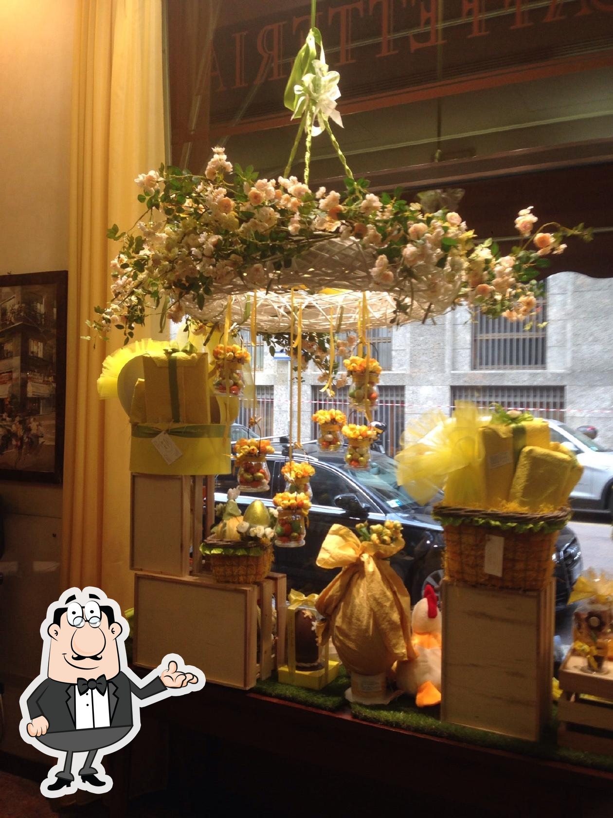 Siediti a un tavolo di San Carlo.