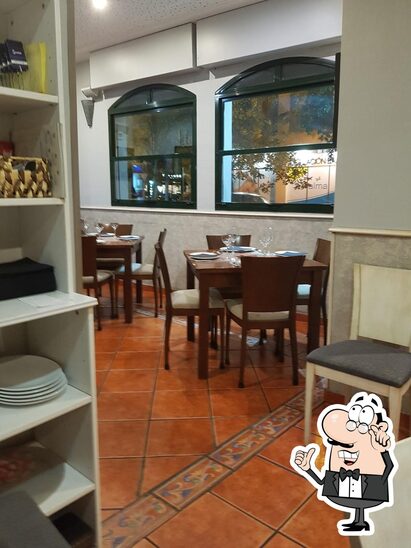 Siéntate a una de las mesas de Restaurante Zarandaja.