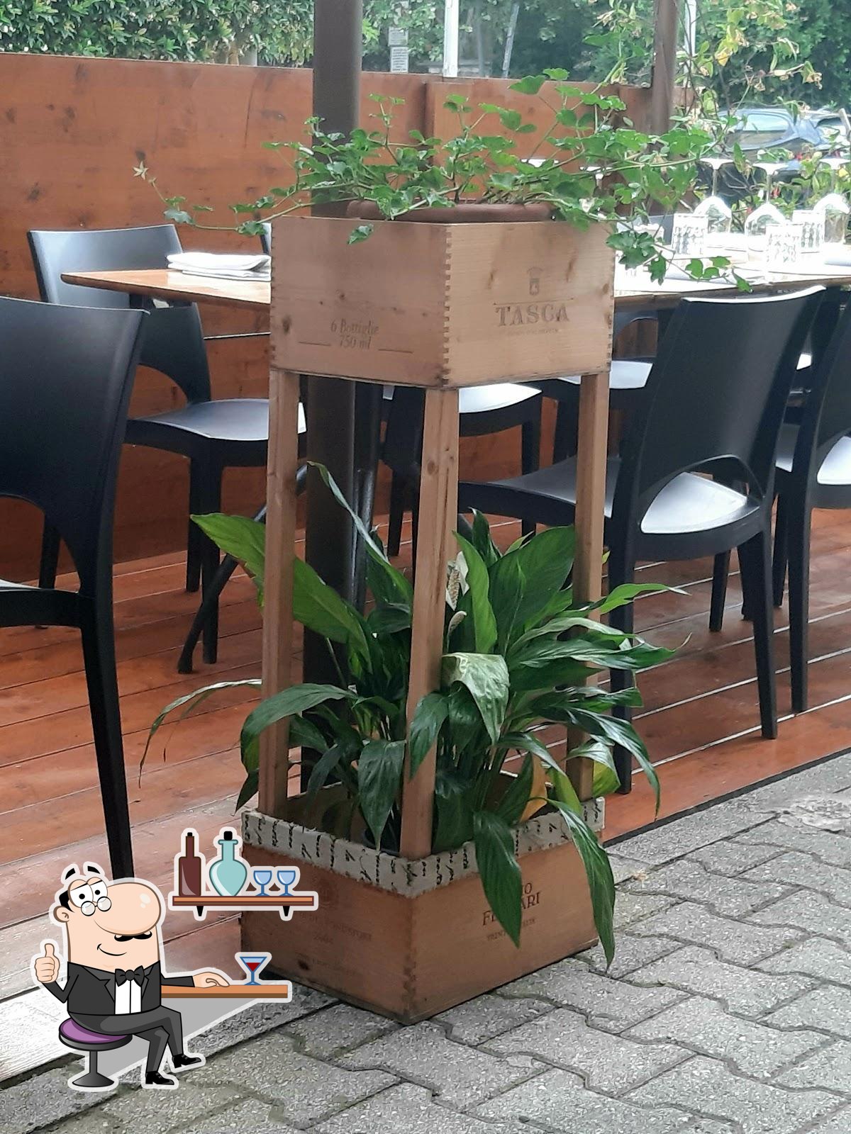Siediti a un tavolo di Pesciolino Briaco.