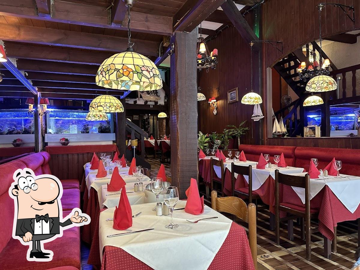 Installez-vous à l'une des tables de The Lobster House.