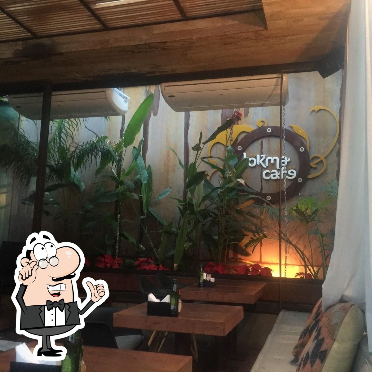 O interior do Lokma Café.