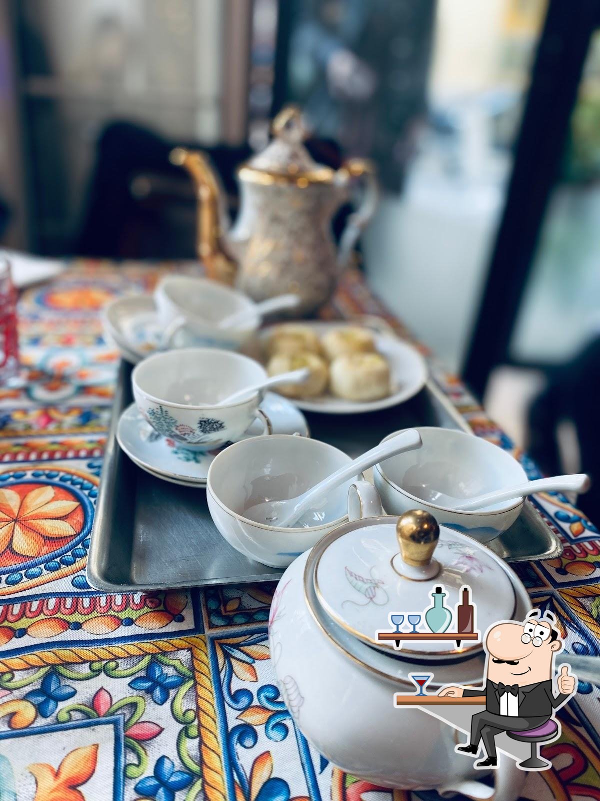 Dai un'occhiata agli interni di Oriente da Shapoor.
