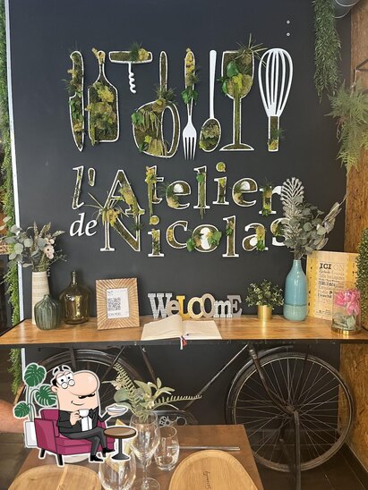 Installez-vous à l'une des tables de Restaurant l'Atelier de Nicolas.