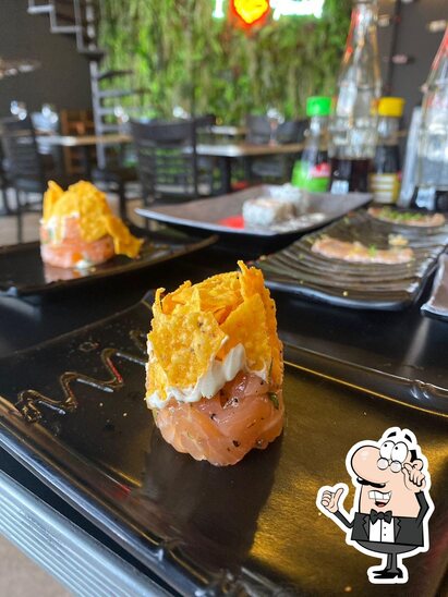 Sente em uma das mesas no Temaki Now.