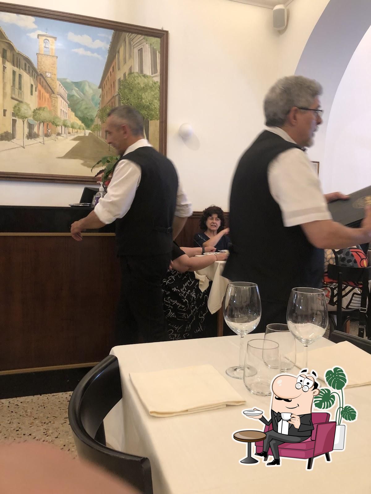 Siediti a un tavolo di Trattoria Perilli.