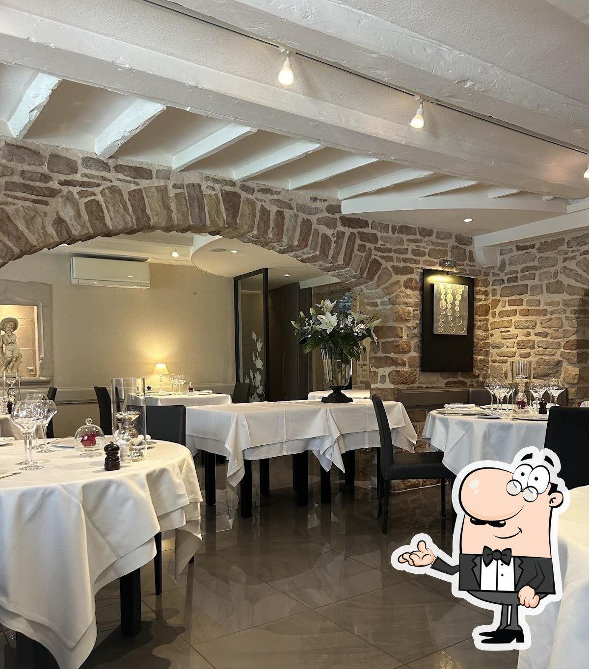 Installez-vous à l'une des tables de Restaurant Pierre.