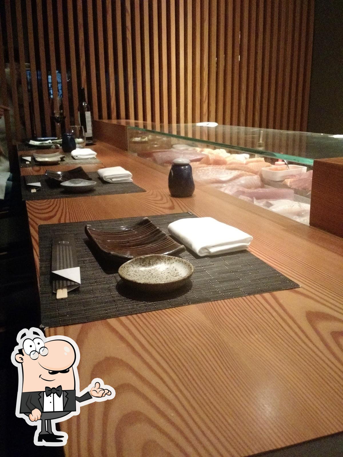 Sente em uma das mesas no Nakka Restaurante.
