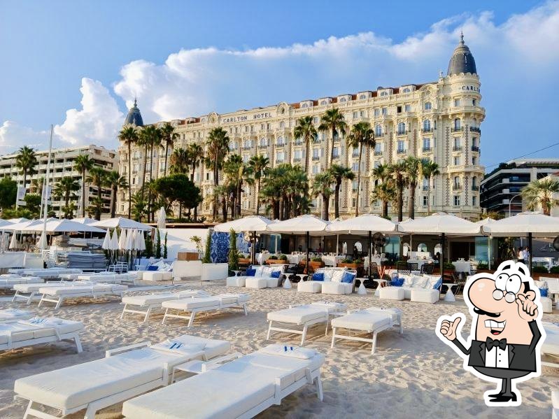 Installez-vous à l'une des tables de Vega La Plage.