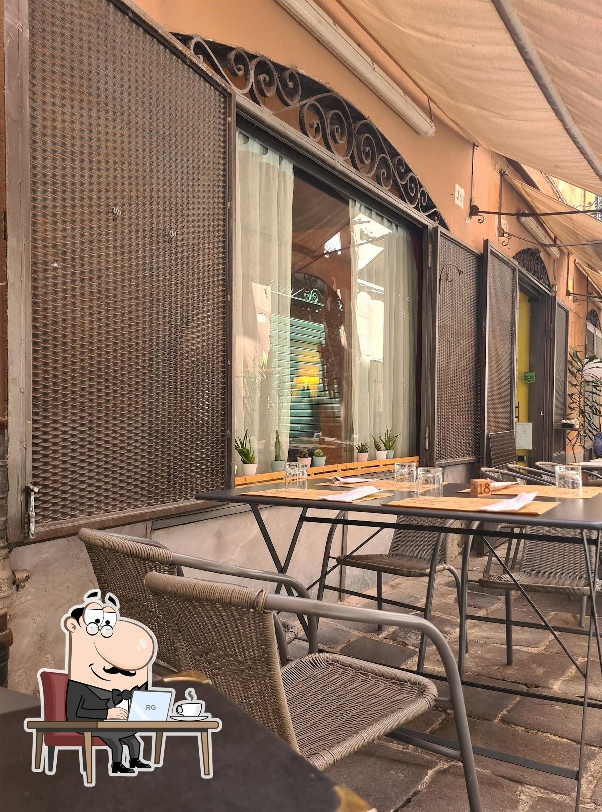 Siediti a un tavolo di Al Giardino Degli Indoratori.