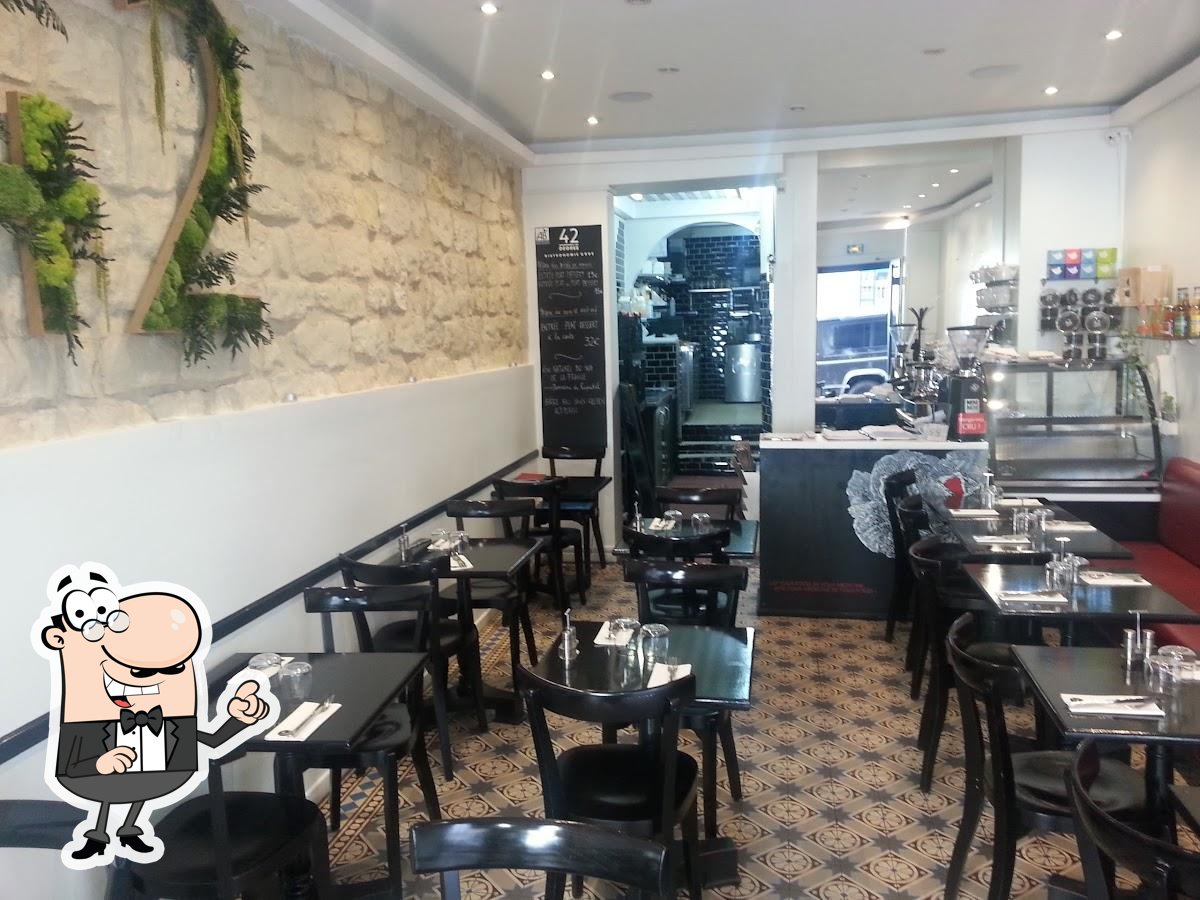 Installez-vous à l'une des tables de 42 Degrés.