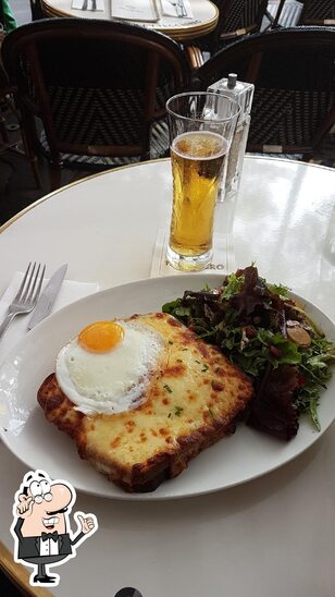 Installez-vous à l'une des tables de Café du Trocadéro.