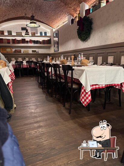 Dai un'occhiata agli interni di Trattoria Marione.