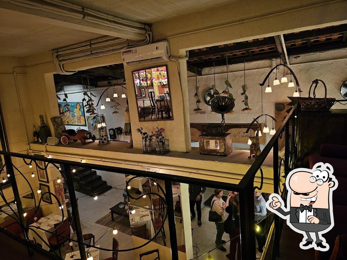Veja imagens do interior do RUELLA Bistrô.