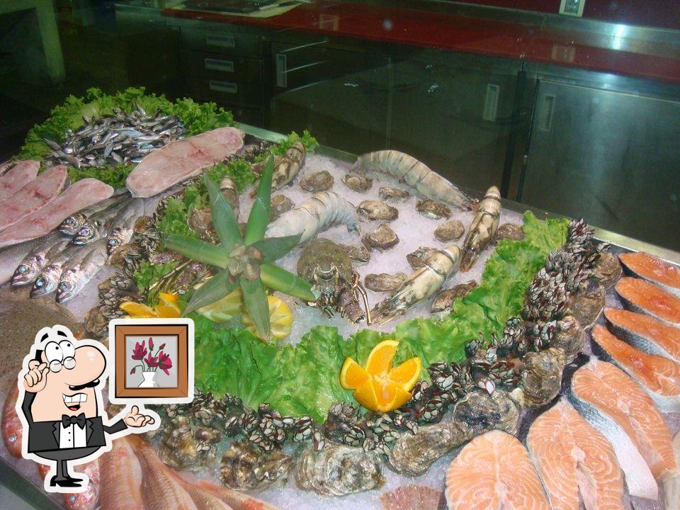 Sente em uma das mesas no Restaurante Mar da Palha.