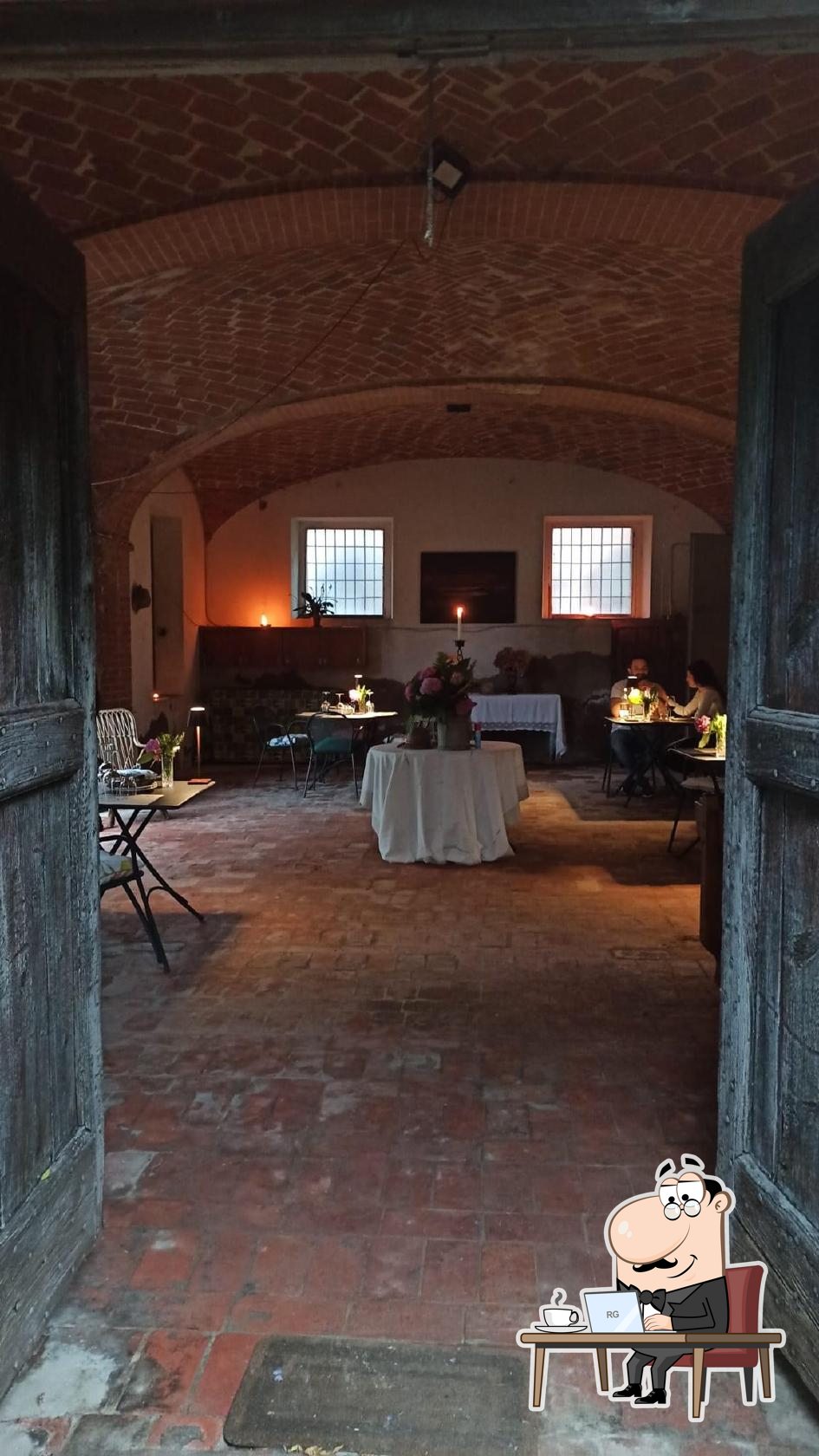 Siediti a un tavolo di Volli Restaurant.