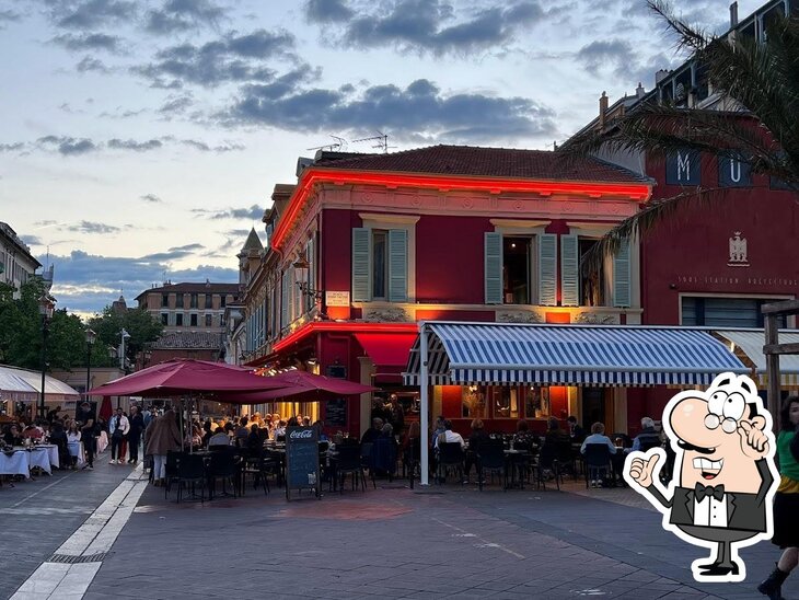 Installez-vous à l'une des tables de Nice Sea Food.