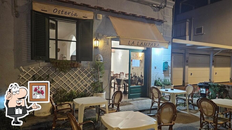 Siediti a un tavolo di La Lampara bar pizzeria osteria.