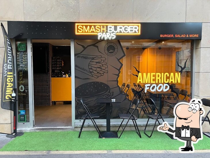 Installez-vous à l'une des tables de SMASH BURGER PARIS.