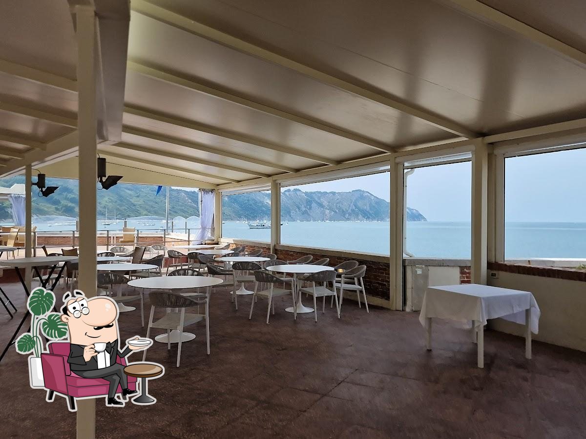 Dai un'occhiata agli interni di Fortino Napoleonico.