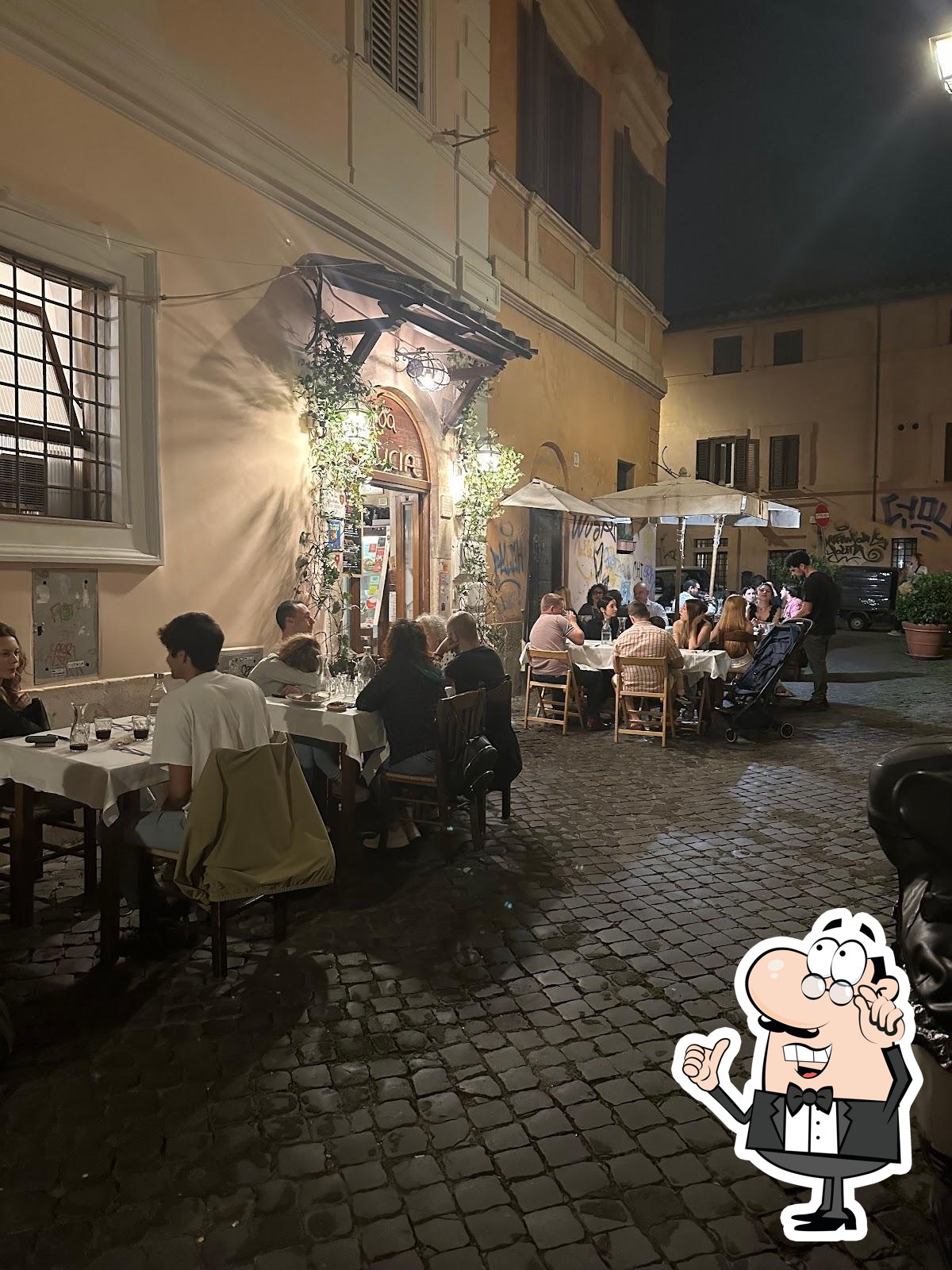 Dai un'occhiata agli interni di Trattoria da Lucia.