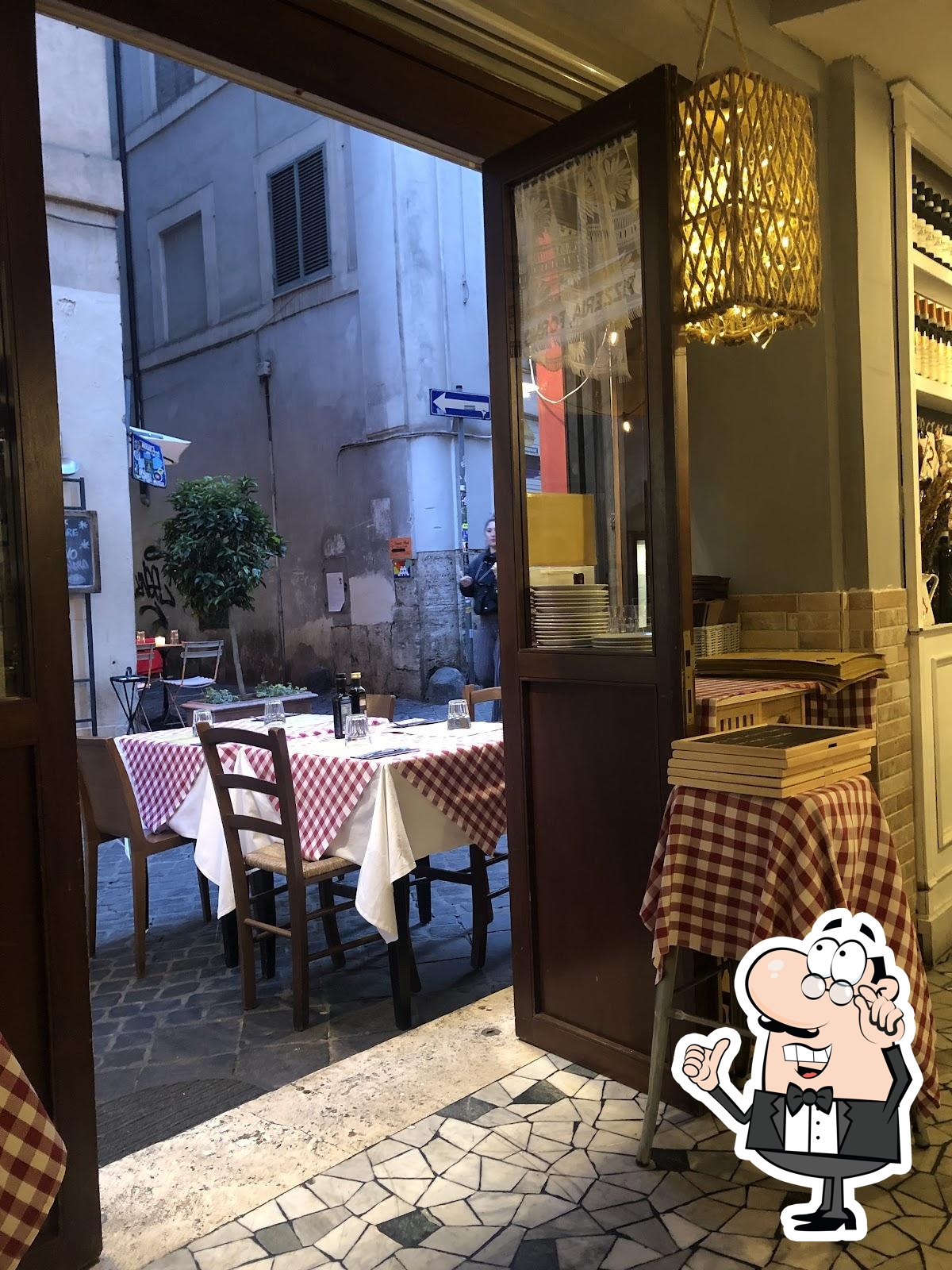 Siediti a un tavolo di Mastrociccia Osteria Bistrot.