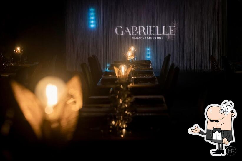 Installez-vous à l'une des tables de Cabaret Gabrielle.