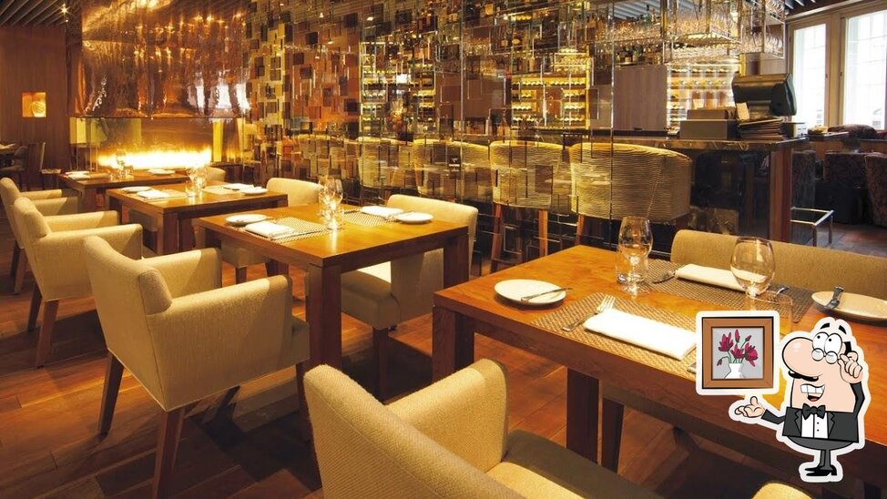 Installez-vous à l'une des tables de Maison Boulud.