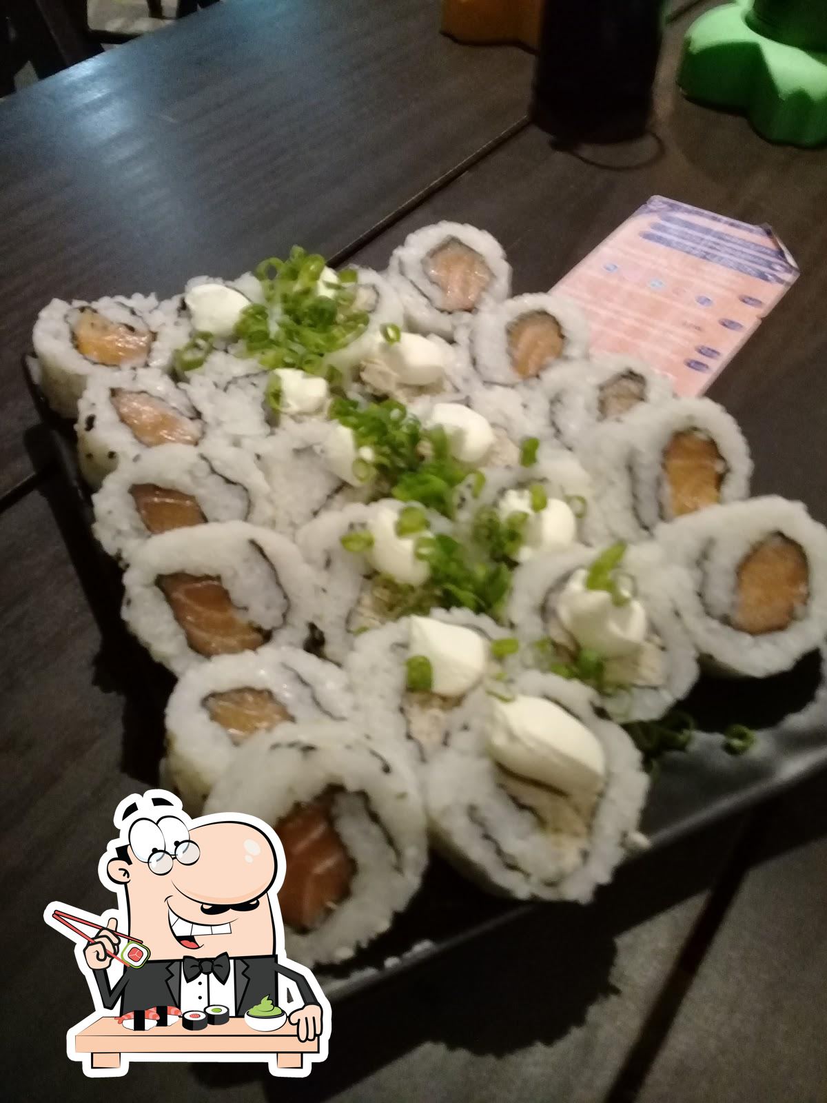 Sushi é um popular item de comida originário do Japão.