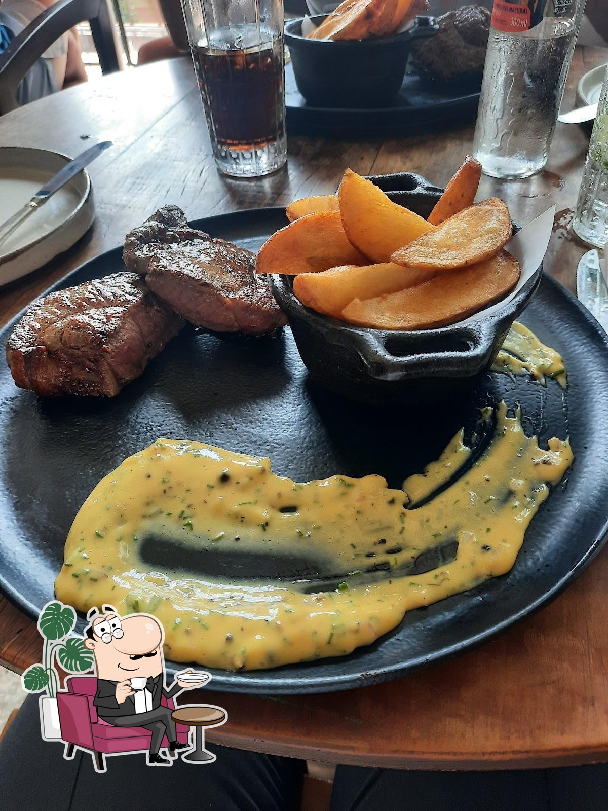 Sente em uma das mesas no Restaurante Térèze.