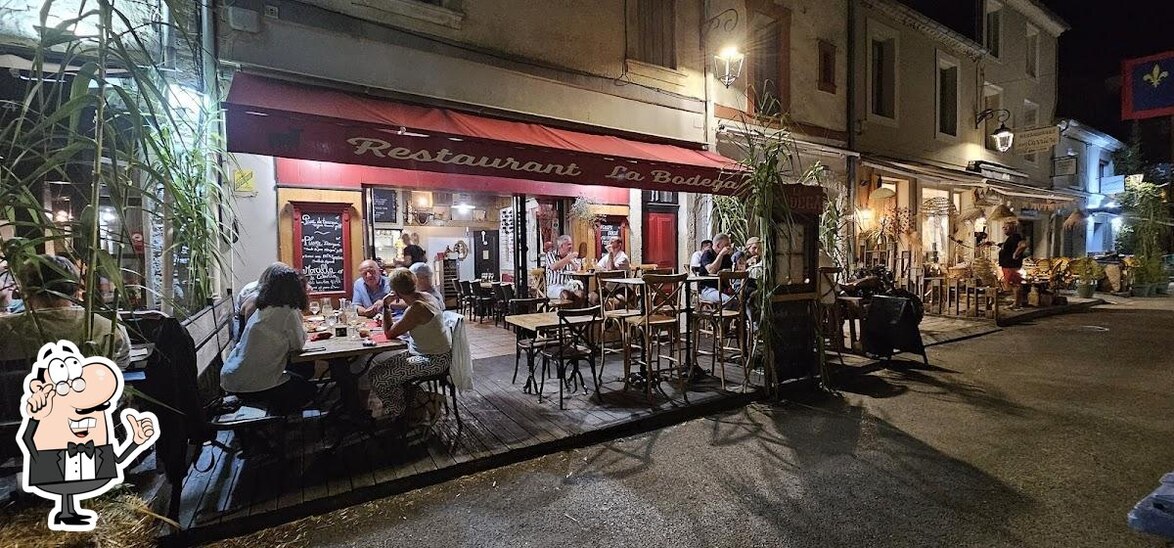 Installez-vous à l'une des tables de La Bodega.