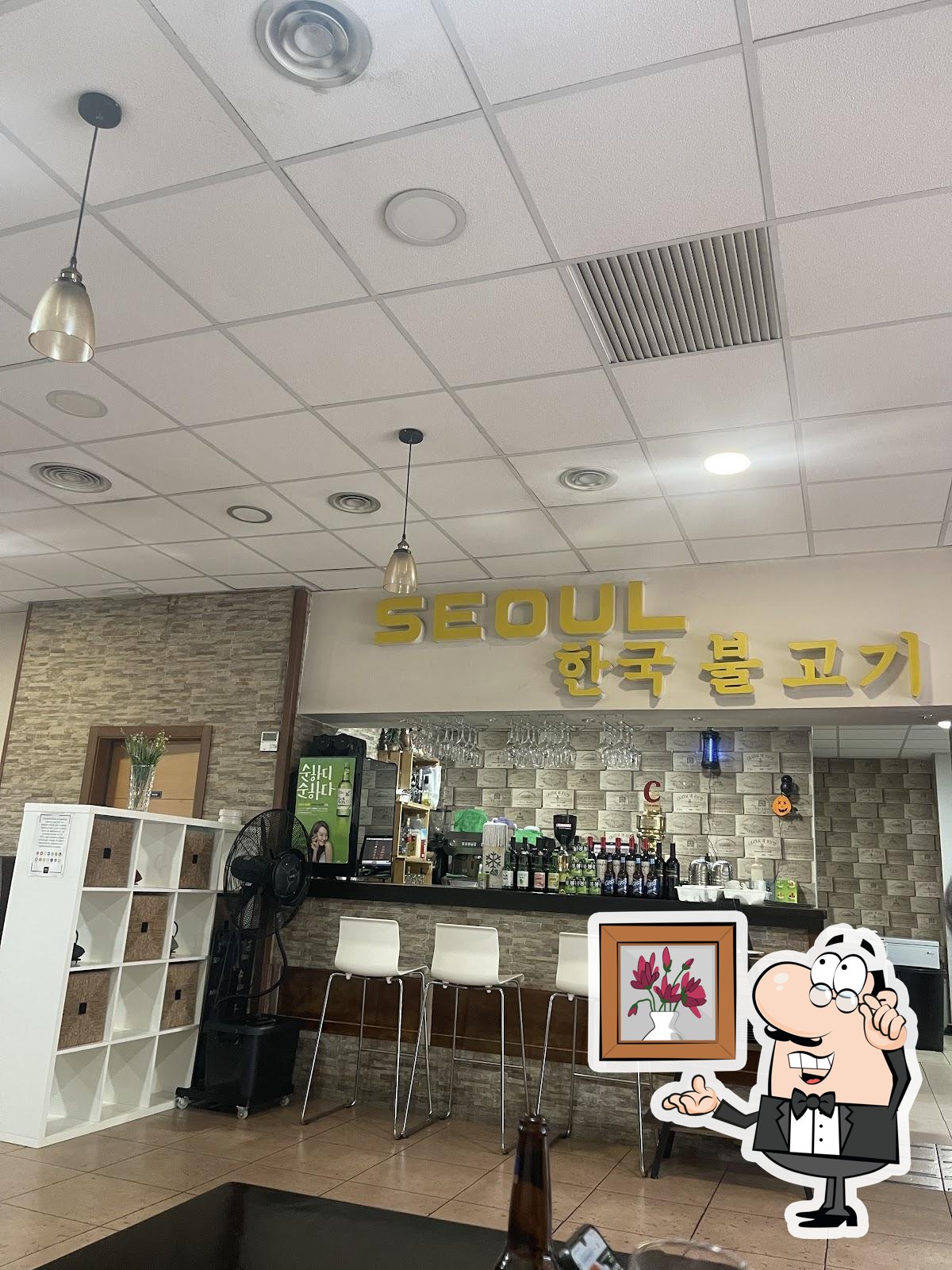 Siéntate a una de las mesas de Seoul Restaurante Coreano.