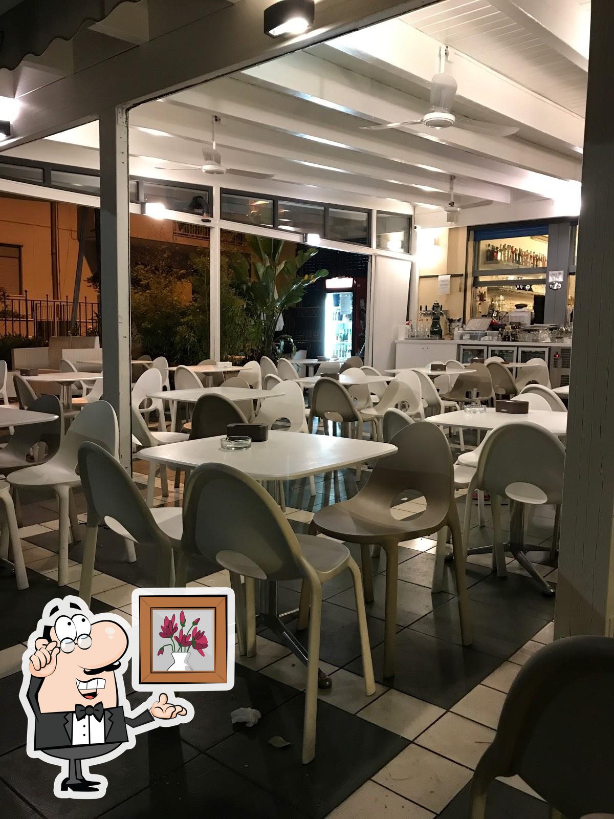 Dai un'occhiata agli interni di Mythos café.