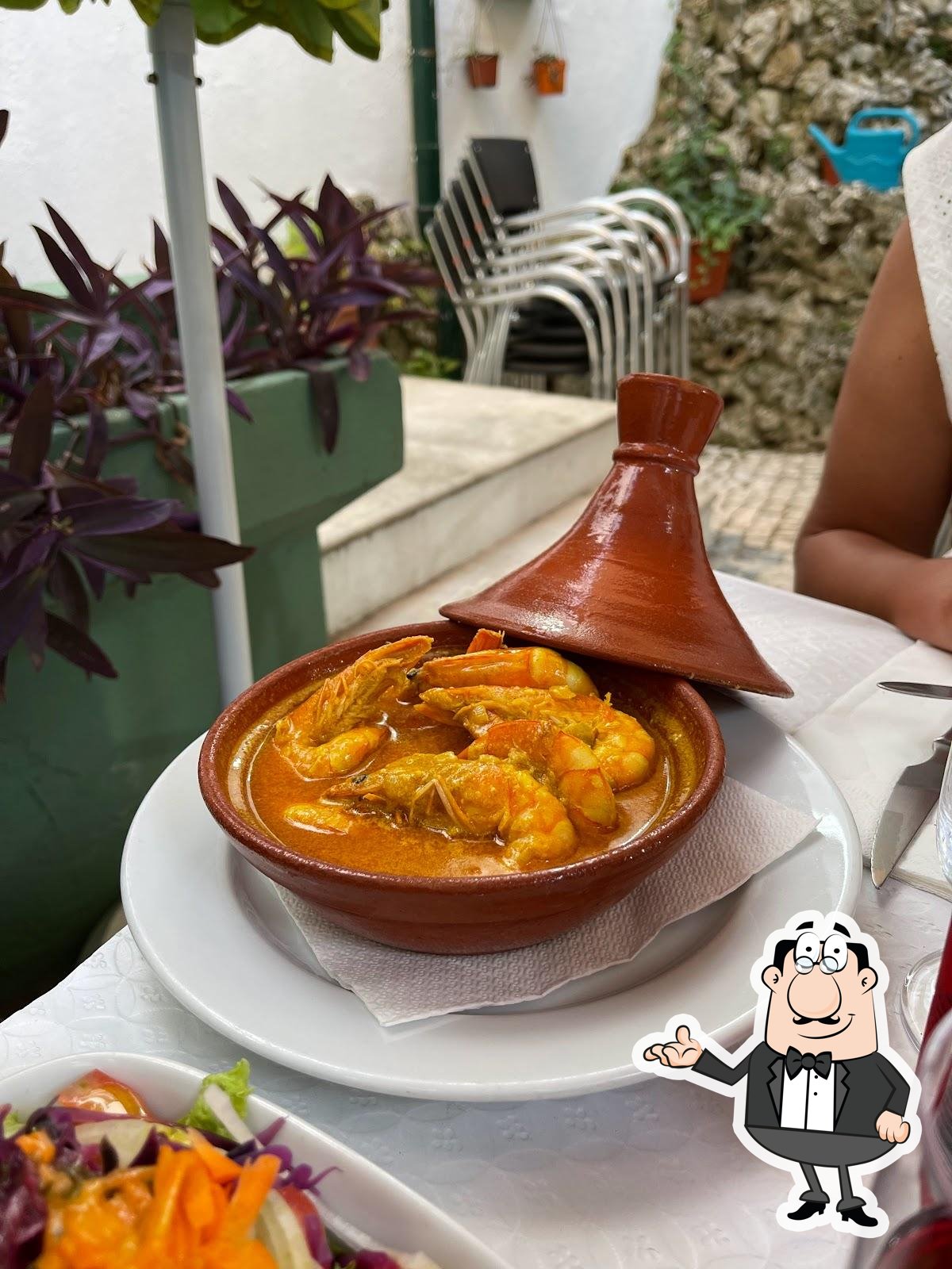 Sente em uma das mesas no Restaurante Jardim.