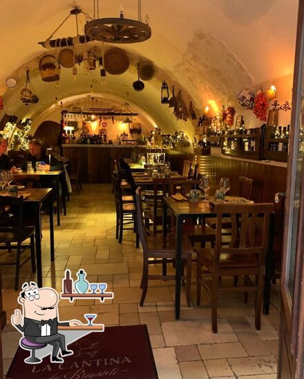 Siediti a un tavolo di Ristorante La Cantina dei Briganti.